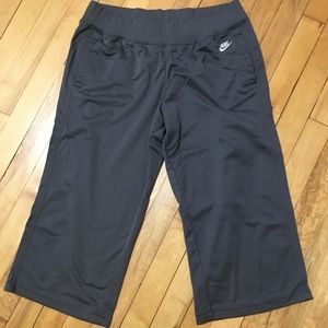 Nike women’s gray cropped pants W/ POCKETS